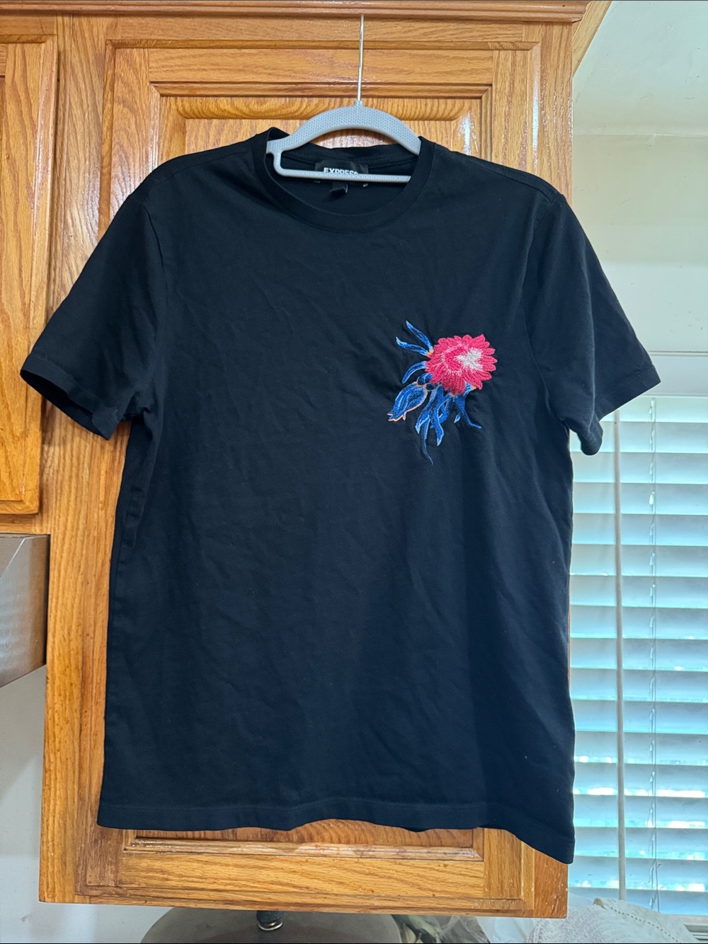 MEN’s Express Black Short Sleeve Tee with Floral Embroidery size SMALL (36-38)